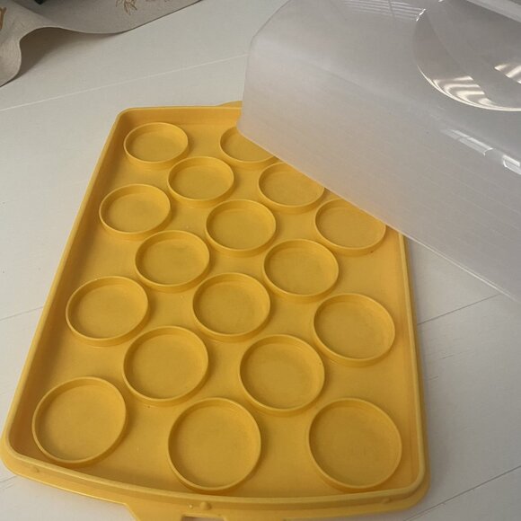 Tupperware Cake/Cupcake tote with cover and handle - Picture 3 of 4